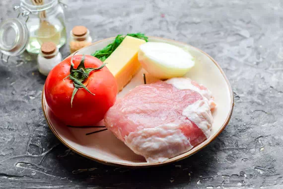 мясо в духовке с луком и помидорами фото 1